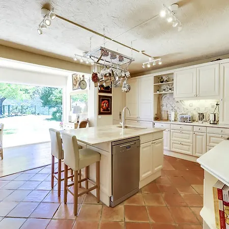 Villa 2 *